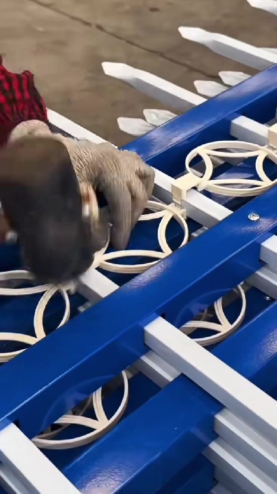 围墙护栏网生产车间